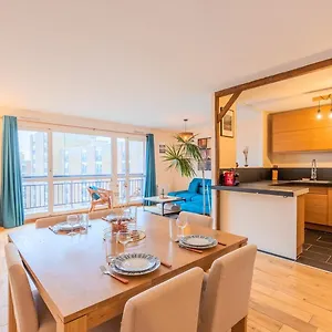 Appartement 2 Bedroom With Balconies & Private Parking, La Madeleine (Nord)